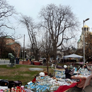 Αντίκες - αγορά στην πλατεία του καθεδρικού ναού
