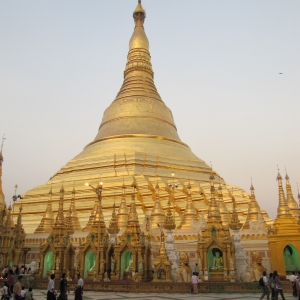 Swedagon Paya είναι η μεγαλύτερη από όλες και με το περισσότερο χρυσάφι.