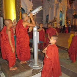Οι μικροί μοναχοί παρατηρούν τα αστέρια.