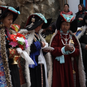 Γυναίκες με επίσημες παραδοσιακές φορεσιές, υποδεχόμενες τον Λάμα στο μοναστήρι του Tangtse