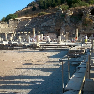 3 κιονοστοιχίες μπροστά από το αρχαίο Θέατρο Εφέσου