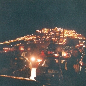 Σαντορίνη, Πύργος. Μεγάλη Παρασκευή και τα φώτα που φαίνονται είναι τενεκεδάκια με κεριά στους δρόμους του χωριού, για να περάσει ο Επιτάφιος