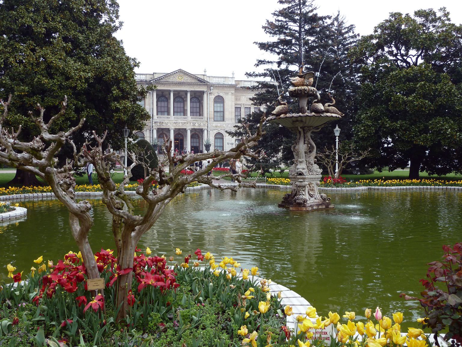 Οι πανέμορφοι κήποι του παλατιού Dolmabahçe