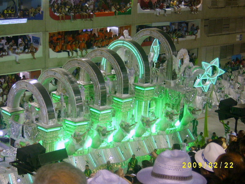 Ρίο-Καρναβάλι 2009-Άρμα με θέμα Λέξεις και Μουσική (λεπτομέρεια)