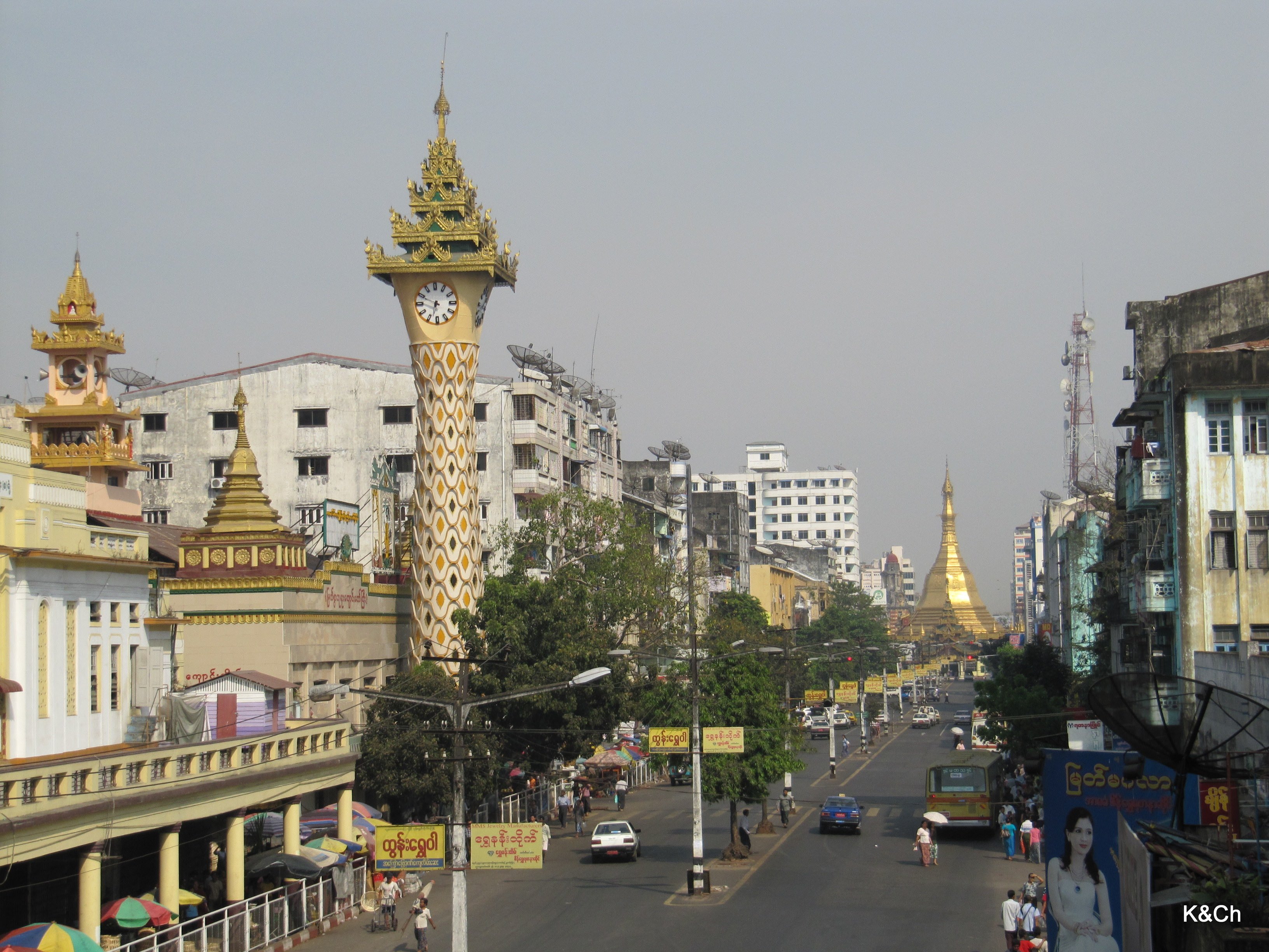 Στο βάθος του δρόμου ξεχωρίζει η Sule Paya, όλες οι παγόδες στην Μιανμάρ είναι καλυμμένες από φύλα αληθινού χρυσού.