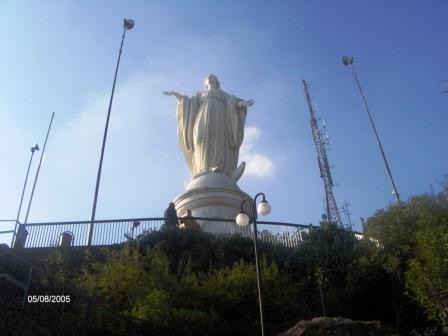 SANTIAGO  Η Παναγία στο λόφο Σαν Κριστομπάλ (;)