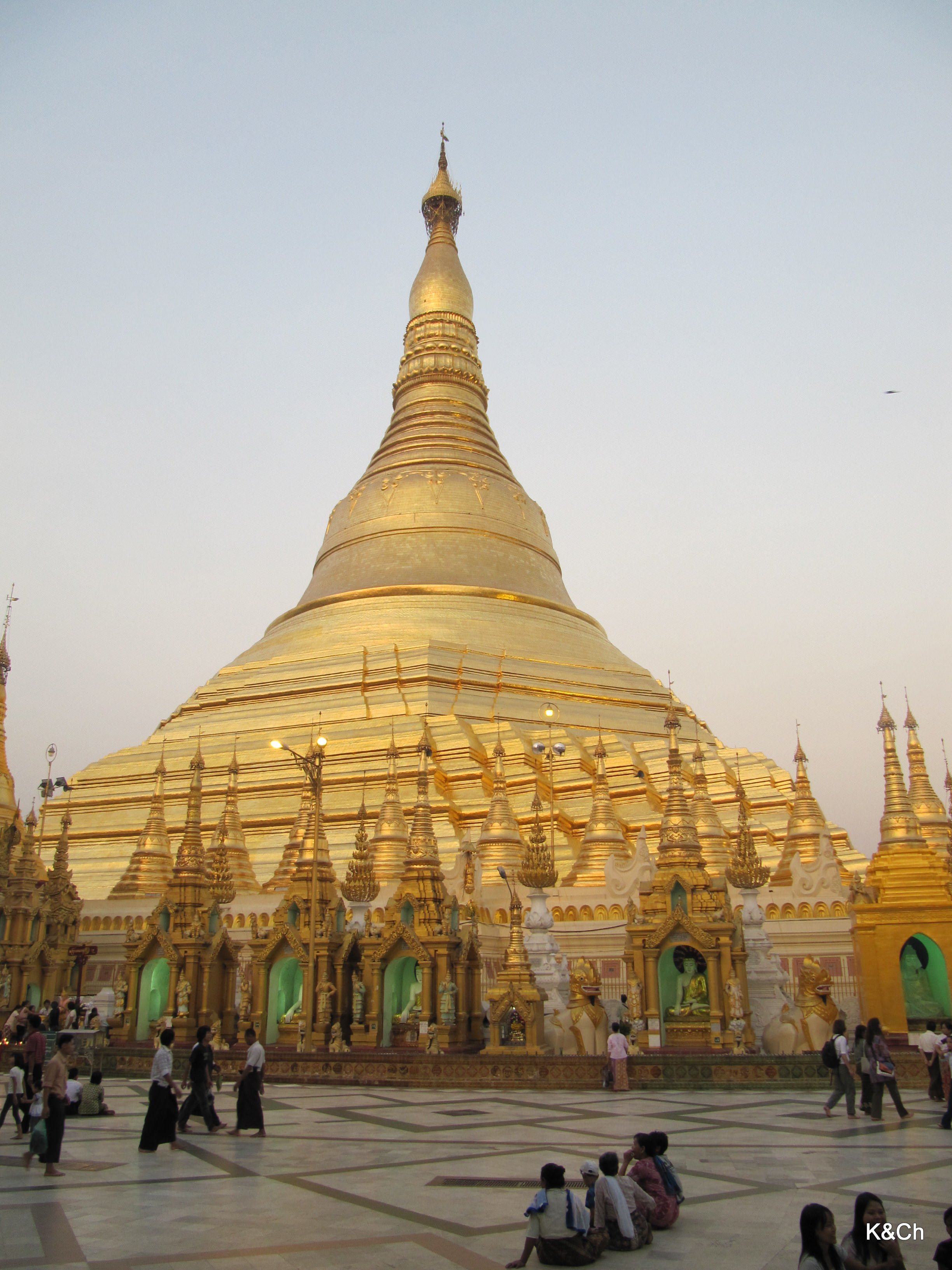 Swedagon Paya είναι η μεγαλύτερη από όλες και με το περισσότερο χρυσάφι.
