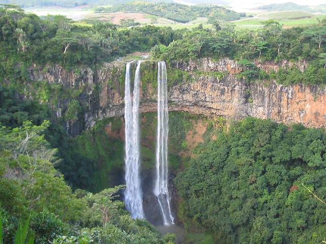 awww.edwebproject.org_mauritius_pics_chamarel.falls2.jpg