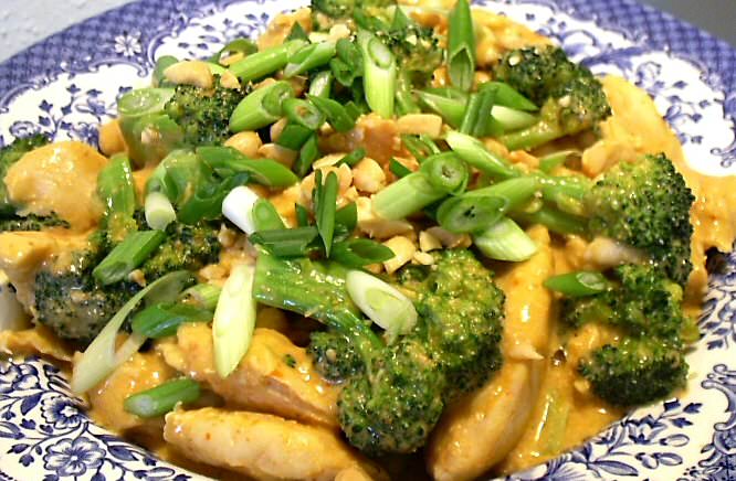 agenaw.com_lowcarb_food_photos_thai_peanut_chicken_curry_zoom.jpg