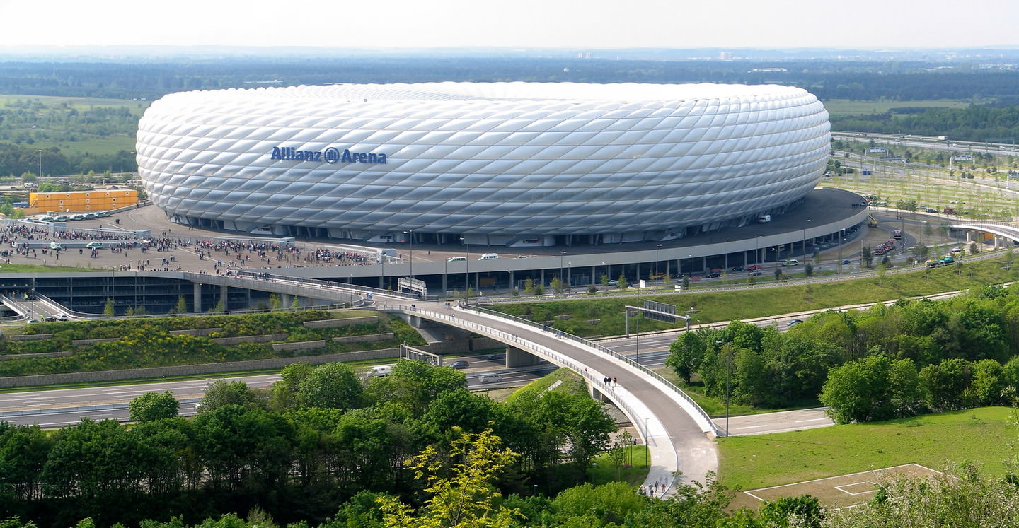 aupload.wikimedia.org_wikipedia_commons_0_0e_Allianz_Arena_Pahu.jpg