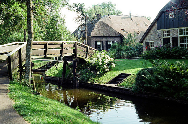 aperierga.gr_wp_content_uploads_2012_01_Giethoorn2.jpg