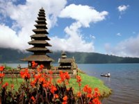 Ulun_Danu_Temple,_Lake_Bratan,_Bali,_Indonesia.jpg