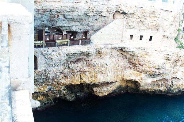 aperierga.gr_wp_content_uploads_2012_04_caverestaurant5.jpg