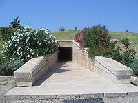 200px-Vergina_Tombs_Entrance.jpg