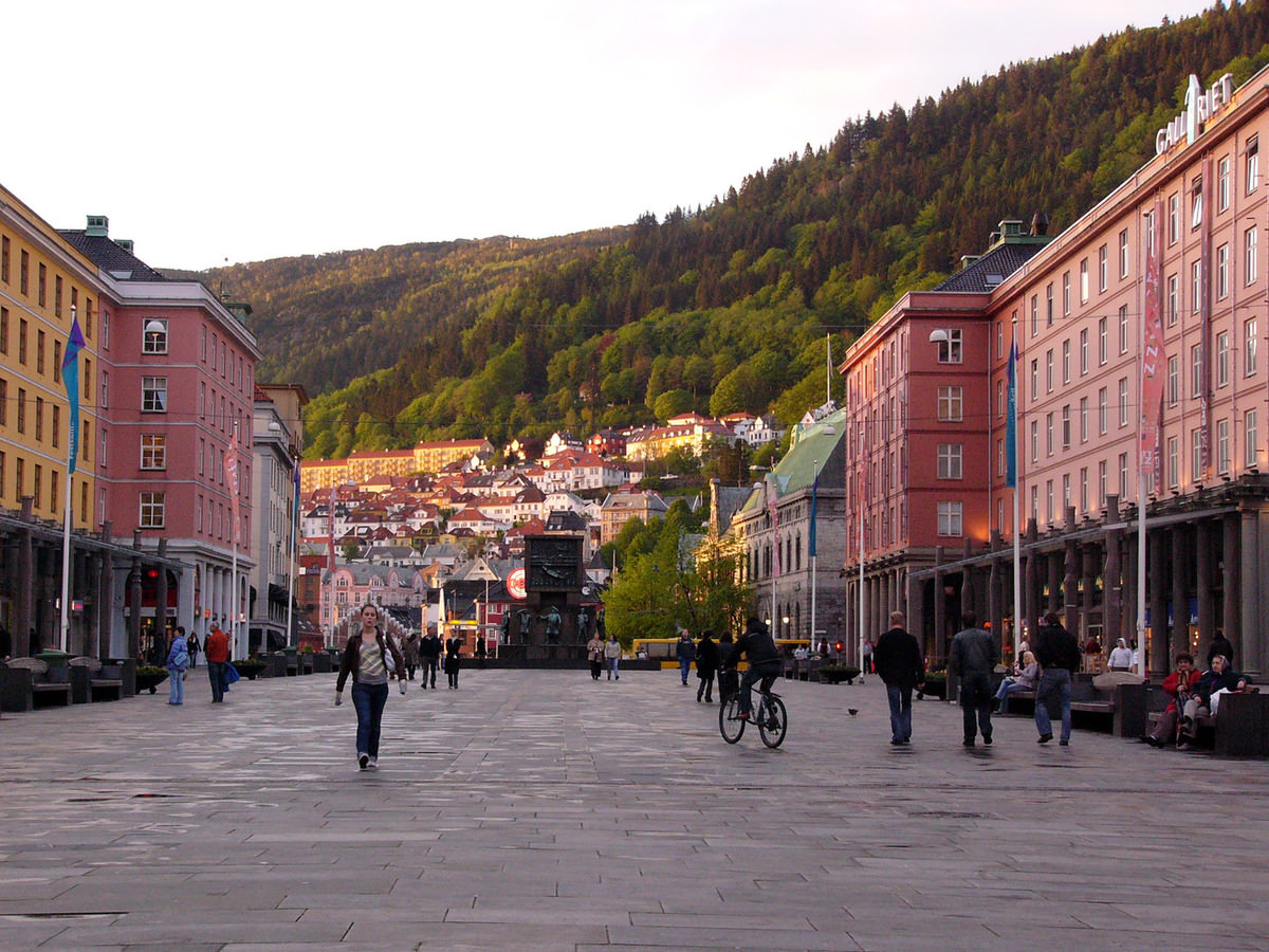 aupload.wikimedia.org_wikipedia_commons_5_5e_Torgallmenningen_in_Bergen.jpg