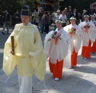 shinto-procession-tsurugaoka-hachimangu-kamakura-2009.jpg