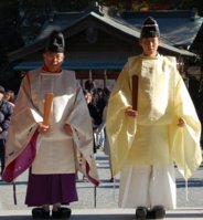 shinto-priests-tsurugaoka-hachimangu-kamakura.jpg