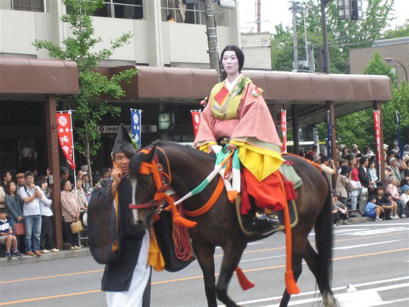 aupload.wikimedia.org_wikipedia_commons_1_11_Aoi_Matsuri_parade_002.jpg