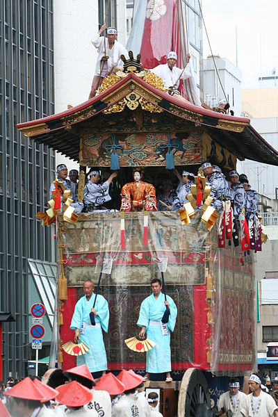 aupload.wikimedia.org_wikipedia_commons_thumb_8_82_Kyoto_Gion_4202b3041667898c0e7a5da2c7975a0c.jpg