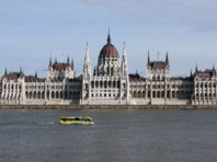 Parlament_with_bus_on_Danube.jpg