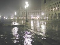 Venezia_acqua_alta_notte_2005_modificata.jpg