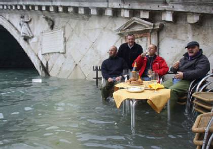 aimages.watoday.com.au_2008_12_02_312627_Venice_flood_420x0.jpg