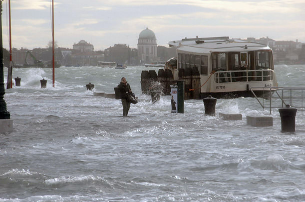 aimg.timeinc.net_time_photoessays_2008_venice_flood_venice_1.jpg