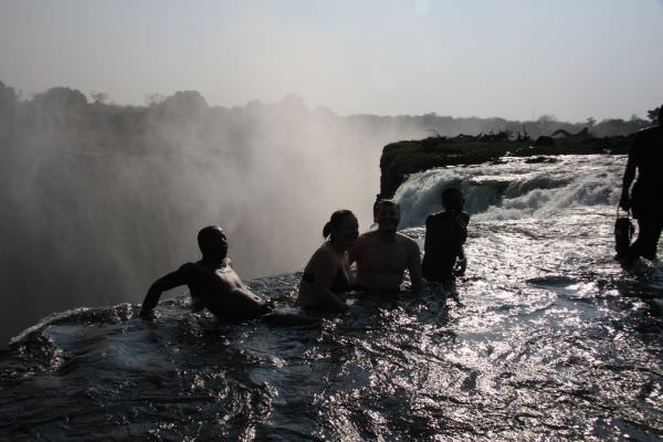 awww.vivaboo.com_wp_content_uploads_2010_09_Devils_Pool_Victoria_Falls_Zimbabwe_2.jpg