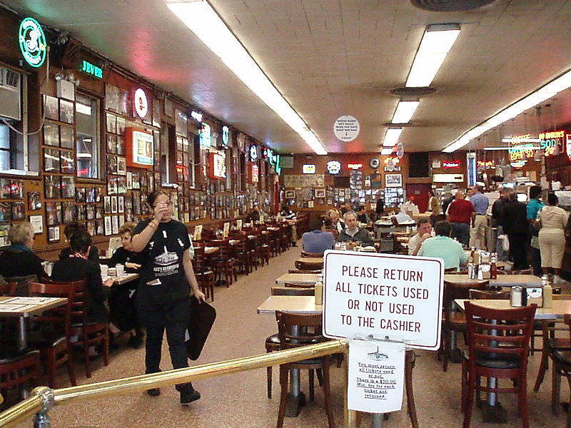 aupload.wikimedia.org_wikipedia_commons_thumb_1_12_Katz_27s_Deli.jpg_800px_Katz_27s_Deli.jpg