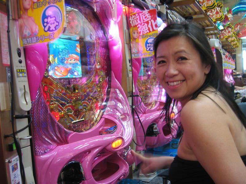 abrandib.net_photos_d_533_1_26_Lorraine_trying_pachinko.JPG