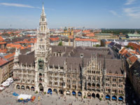 Rathaus_and_Marienplatz_from_Peterskirche_-_August_2006.jpg