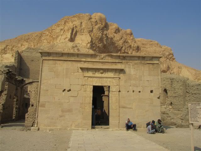 ai975.photobucket.com_albums_ae236_galat2000_Egypt_Deir_20El_2bcd0743f4279eaa97a26462e8eb6632f.jpg