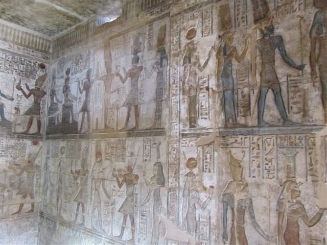 ai975.photobucket.com_albums_ae236_galat2000_Egypt_Deir_20El_27e0396eab753bef32f0ff1752bd18a71.jpg