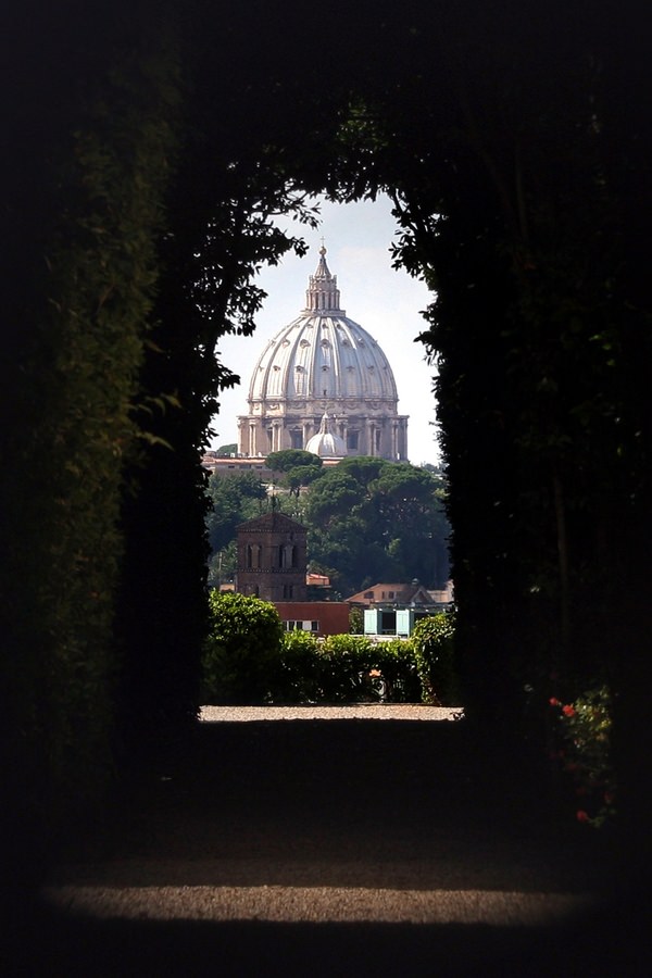 aupload.wikimedia.org_wikipedia_commons_1_1b_StPetersBasilica_Keyhole_2.jpg