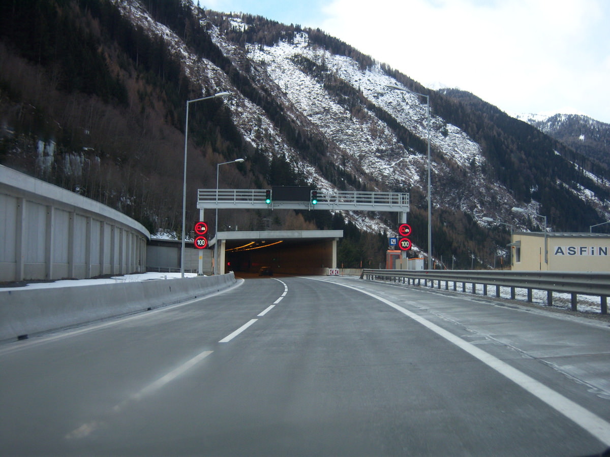 aupload.wikimedia.org_wikipedia_commons_a_a4_A10_Katschbergtunnel_2.JPG