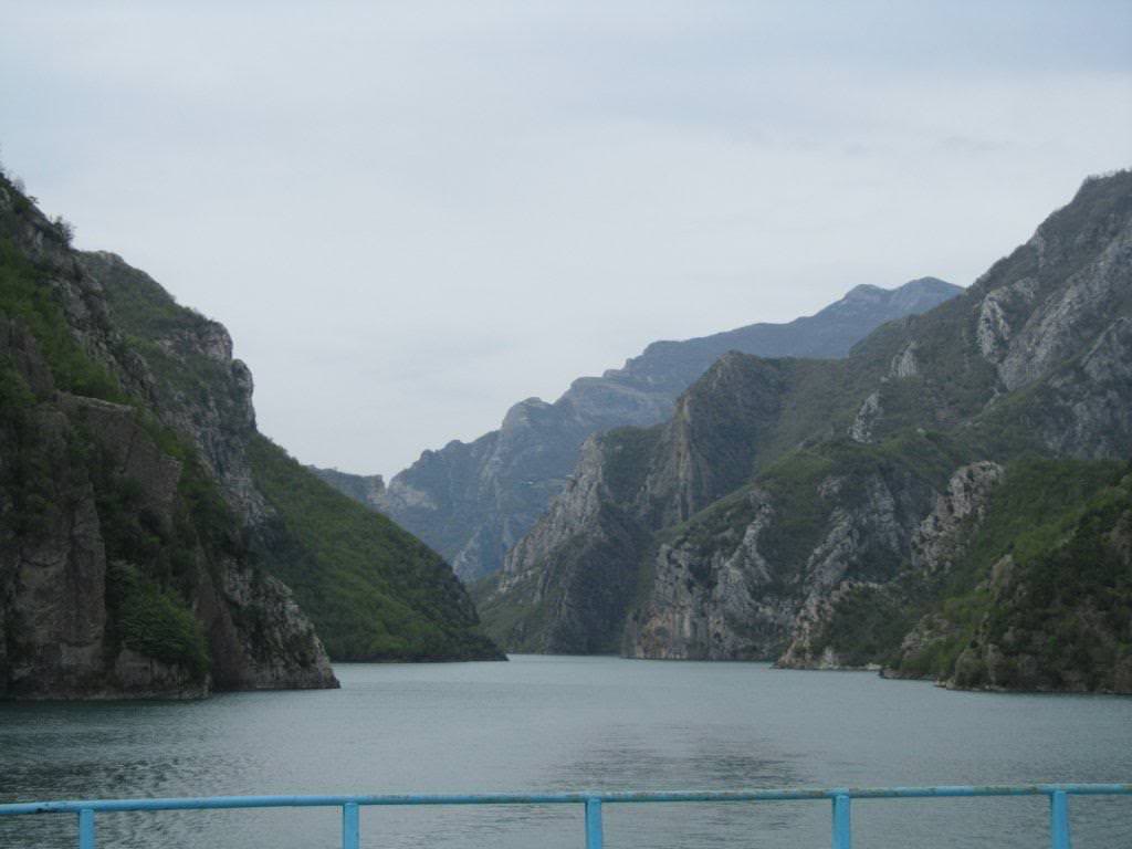 ai975.photobucket.com_albums_ae236_galat2000_WEST_20BALKANS_ALBANIA_20__20LAKE_20KOMAN_03_66.jpg