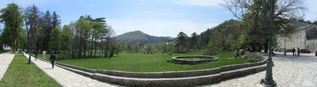 ai975.photobucket.com_albums_ae236_galat2000_WEST_20BALKANS_Montenegro_02_CETINJE2.jpg