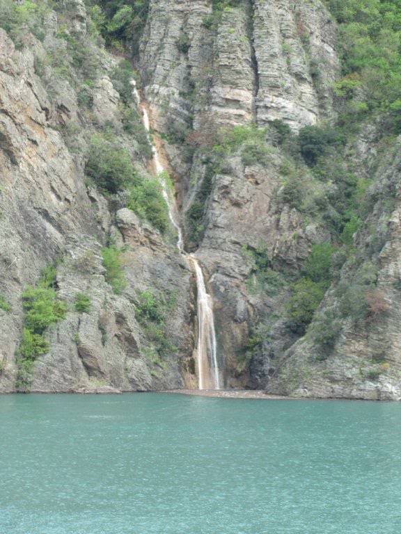 ai975.photobucket.com_albums_ae236_galat2000_WEST_20BALKANS_ALBANIA_20__20LAKE_20KOMAN_03_37.jpg
