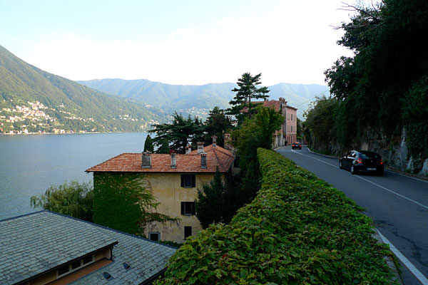awww.bugbog.com_images_galleries_italy_pictures_photos_Lake_Como_Pictures_Como_road.jpg