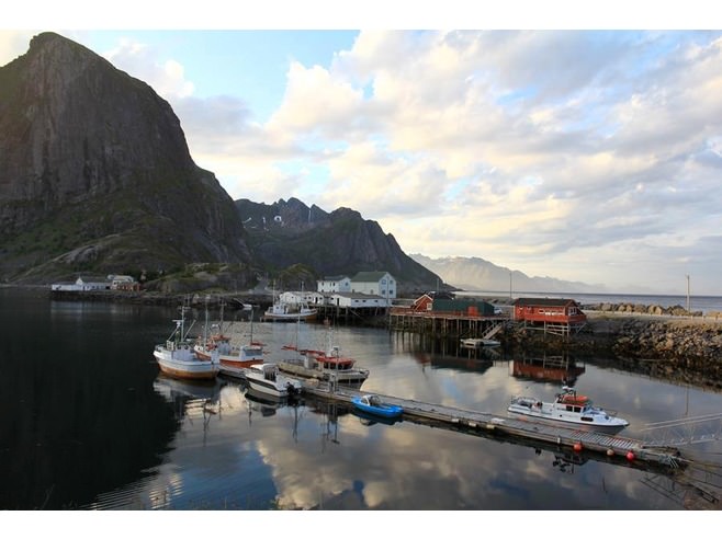 acache.virtualtourist.com_4_5115778_Stay_in_rorbuer_Lofoten.jpg