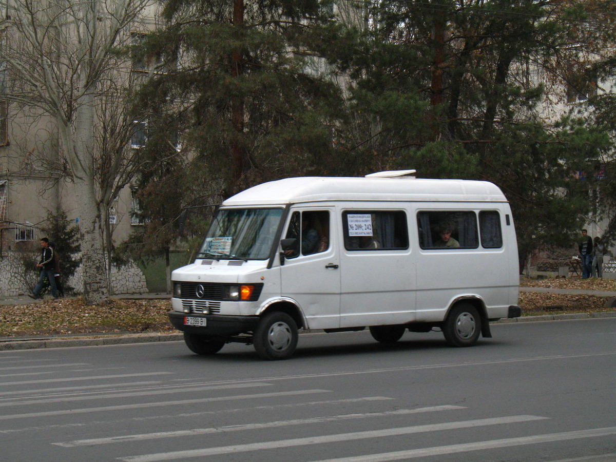 aupload.wikimedia.org_wikipedia_commons_8_81_A_typical_Central_Asian_marshrutka.jpg