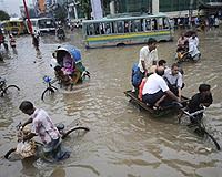 awww.terradaily.com_images_bangladesh_flood_monsoon_dhaka_jul09_afp_bg.jpg