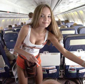 aimages.sodahead.com_polls_001564875_2847411922_Hooters_Air_stewardess1_answer_2_xlarge.jpeg