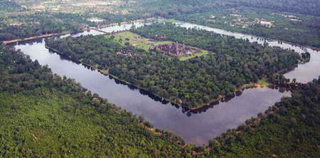 awww.holiday_in_angkor_wat.com_images_angkor_wat_cambodia_aerial_view.jpg