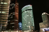 800px-Berlin_potsdamer_platz_db_haus_atnight.jpg