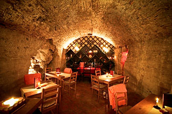 awww.budapest_tourist_guide.com_image_files_faust_wine_cellar_01.jpg