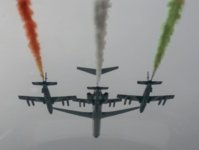 volo_celebrativo_md80_alitalia_con_frecce_tricolori_dietro.jpeg