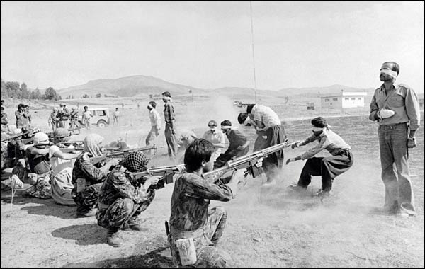 awww.listzblog.com_sitebuildercontent_sitebuilderpictures_firing_squad_in_iran.jpg