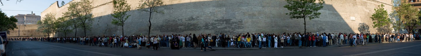 aupload.wikimedia.org_wikipedia_commons_f_fb_Vatican_Museum_Queue___April_2007.jpg