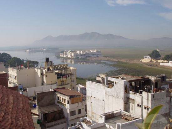 dried-up-lake-hotel-panorama-left-udaipur.jpg